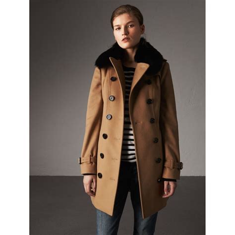 burberry trenchcoat aus wolle und kaschmir mit pelzkragen|Langer Kaschmirmisch.